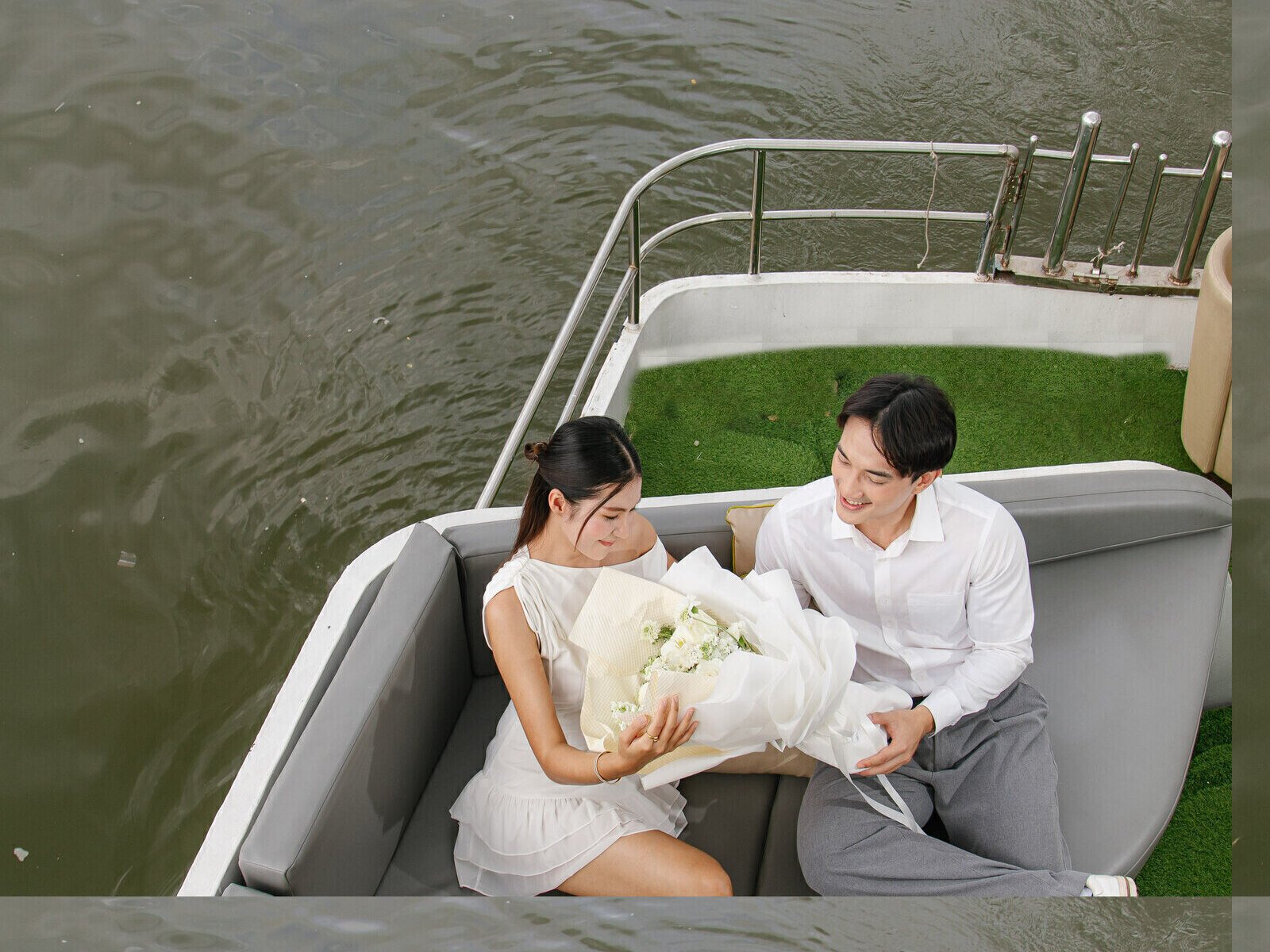 การจัดโต๊ะแบบโรแมนติกพร้อมเทียนและดอกไม้